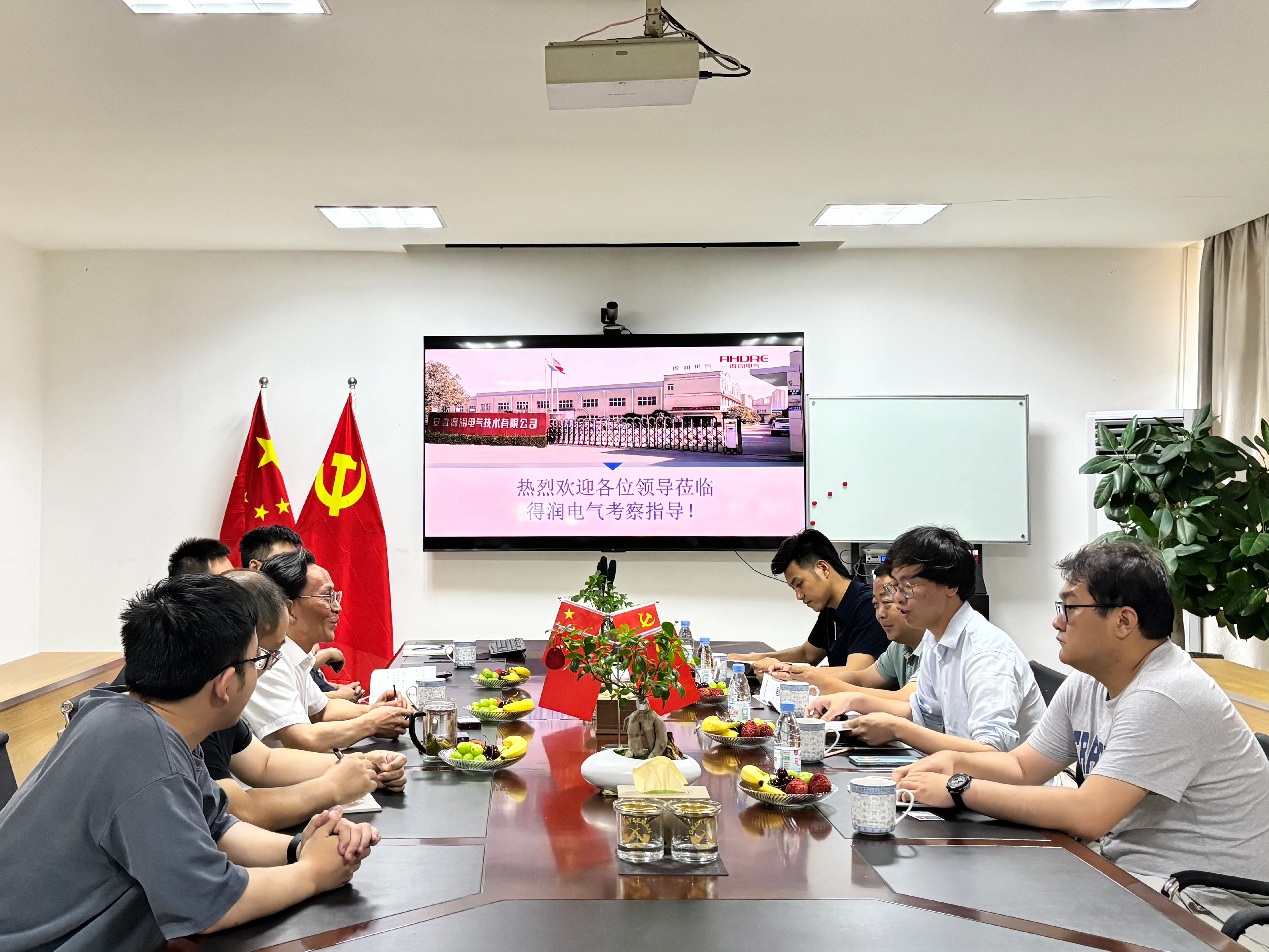 中徽建客戶蒞臨得潤電氣參觀驗(yàn)貨