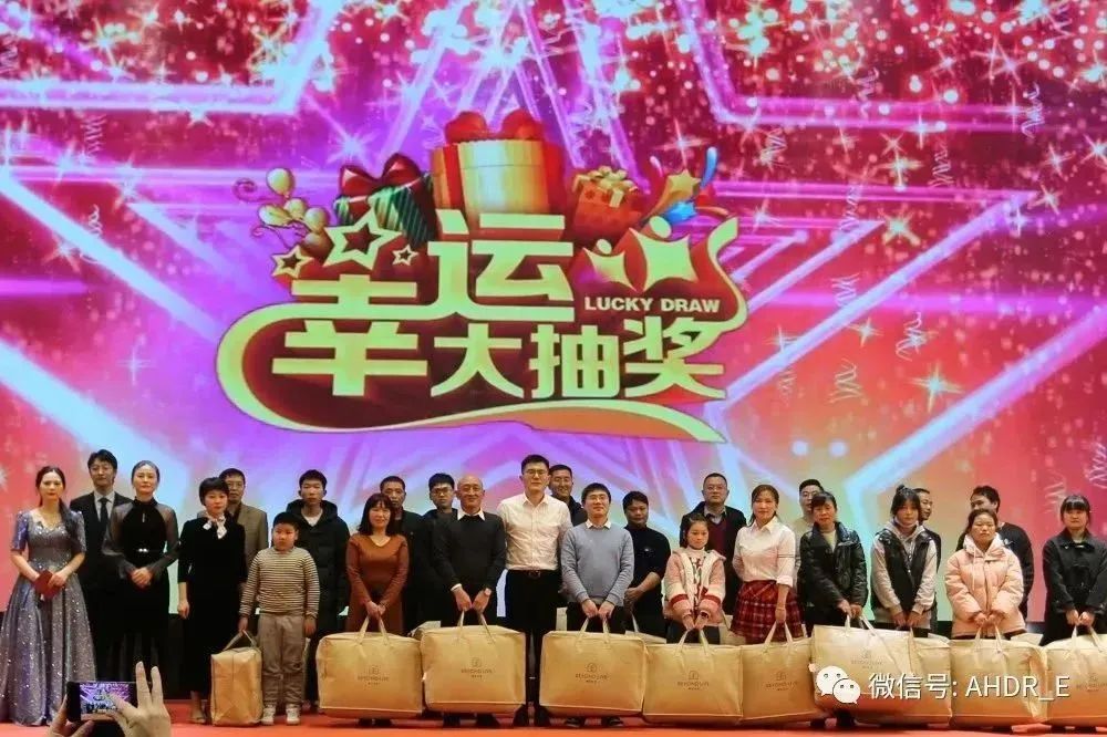 副總經(jīng)理董康、營(yíng)銷(xiāo)副總監(jiān)洪海燕、財(cái)務(wù)總監(jiān)謝道樹(shù)及總經(jīng)理助理張春蘭頒發(fā)三等獎(jiǎng)