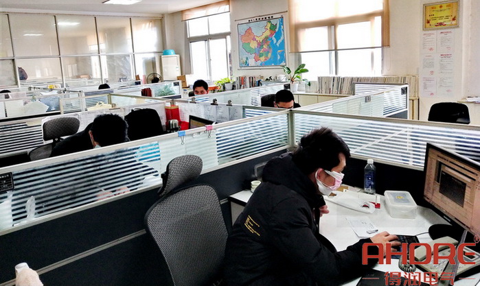 技術員工設計圖紙中.jpg